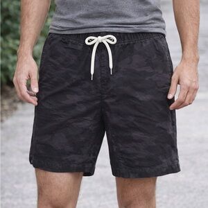 Vuori Men's Black Camo Board Shorts Large EUC